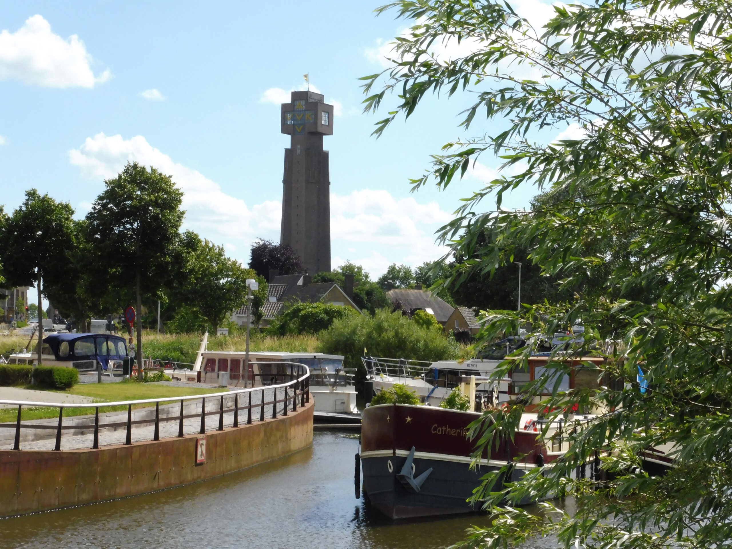 Diksmuide, 3 km of 7 km. Met gelegenheid tot bezoek aan de IJzertoren en avondmaal.